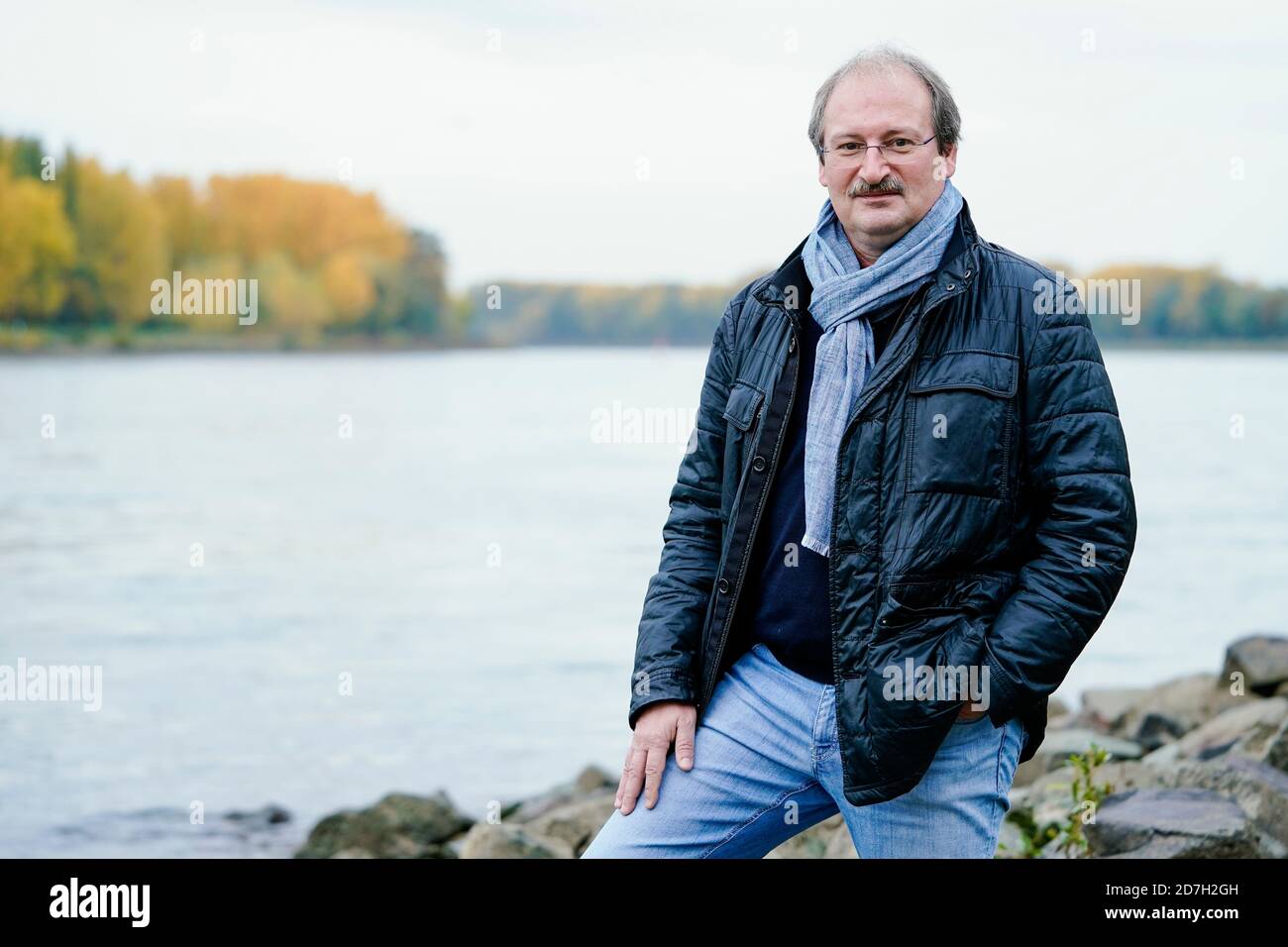 Speyer, Germania. 23 Ott 2020. Dirk Reichle, direttore scientifico della Kommunale Aktionsgemeinschaft zur Bekämpfung der Schnakenplage (Kabs), si trova sulle rive del Reno. Credit: Uwe Anspach/dpa/Alamy Live News Foto Stock