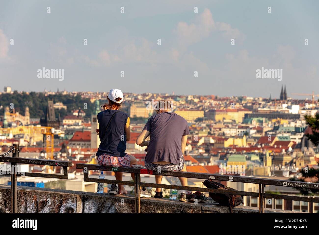 Giovane adolescente ammira il panorama di Praga dal Metronome di Praga, Repubblica Ceca Foto Stock