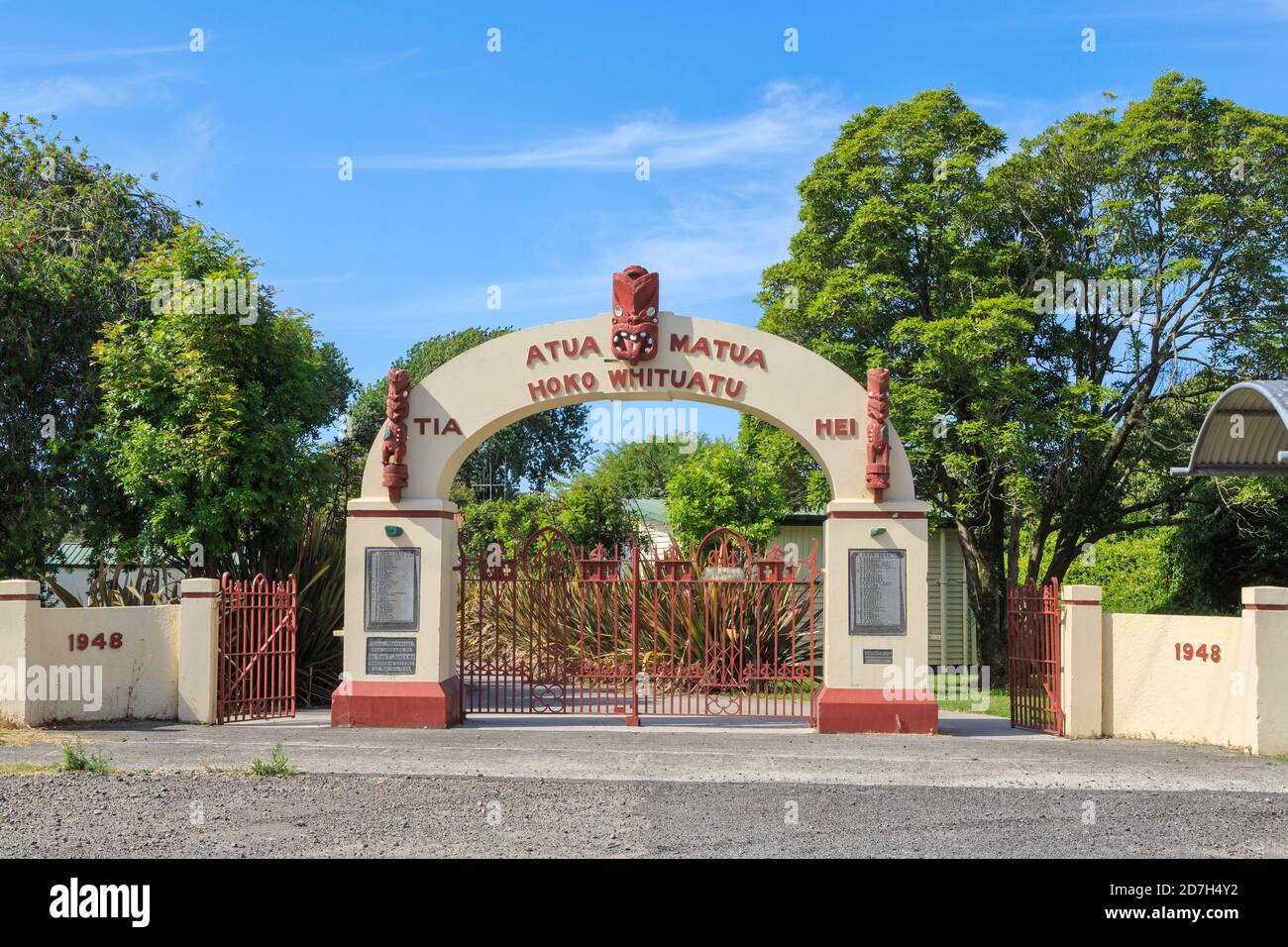 Porte del memoriale di guerra alla scuola te Matai, te Puke, Nuova Zelanda, adornate con figure tradizionali Maori. Eretta nel 1948 Foto Stock