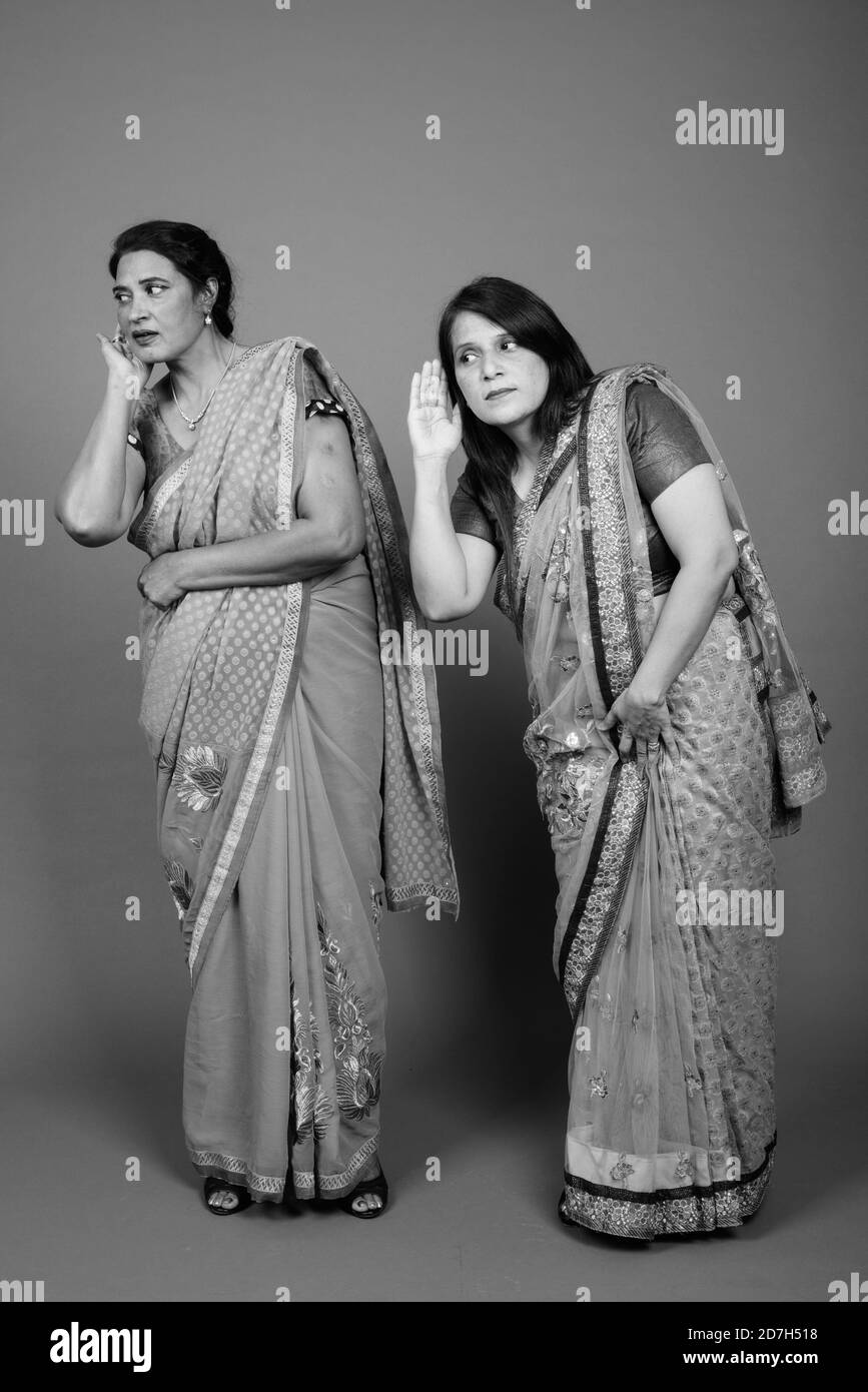Due donne indiane mature che indossano insieme abiti tradizionali indiani Sari Foto Stock