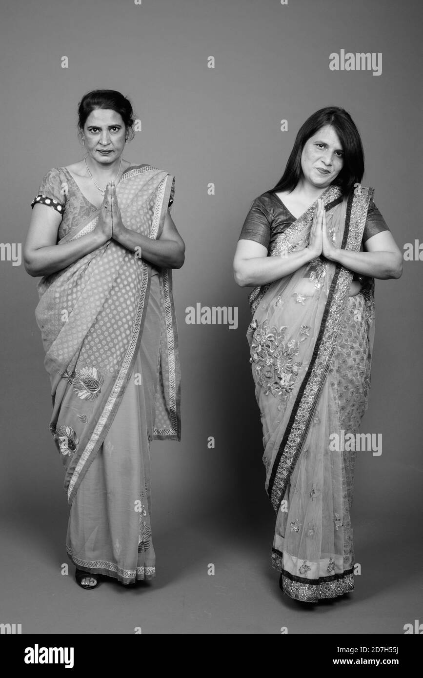 Due donne indiane mature che indossano insieme abiti tradizionali indiani Sari Foto Stock