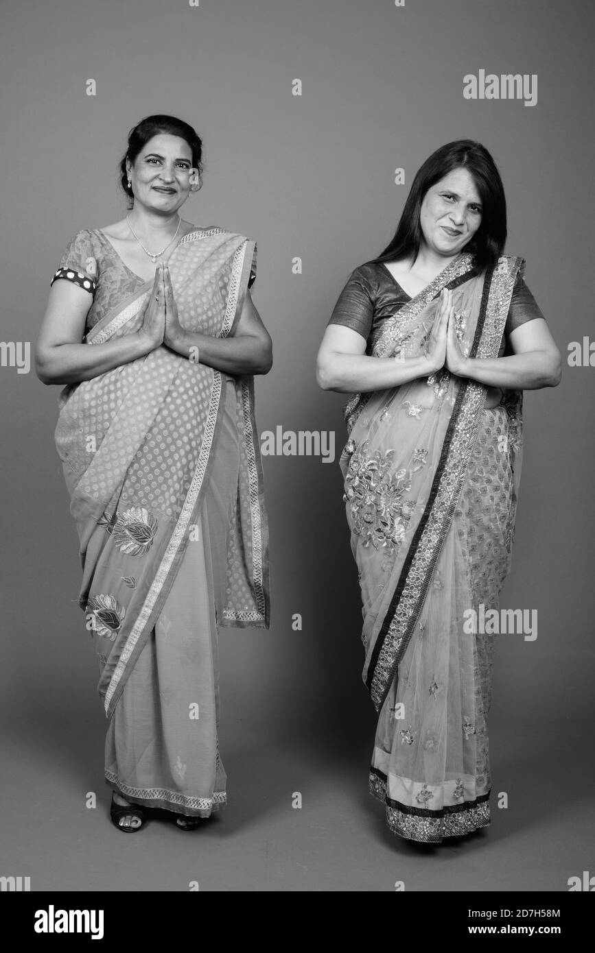 Due donne indiane mature che indossano insieme abiti tradizionali indiani Sari Foto Stock
