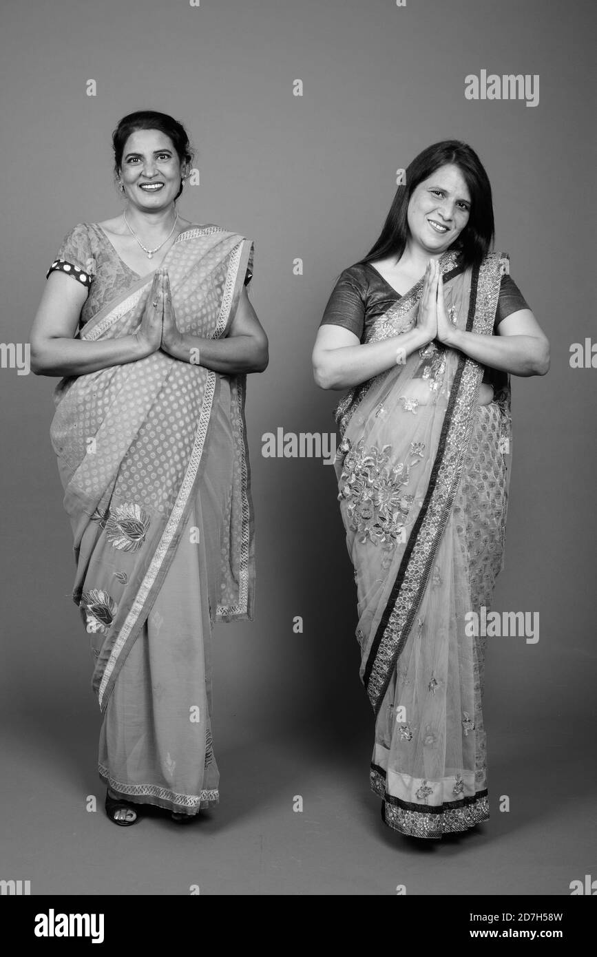 Due donne indiane mature che indossano insieme abiti tradizionali indiani Sari Foto Stock