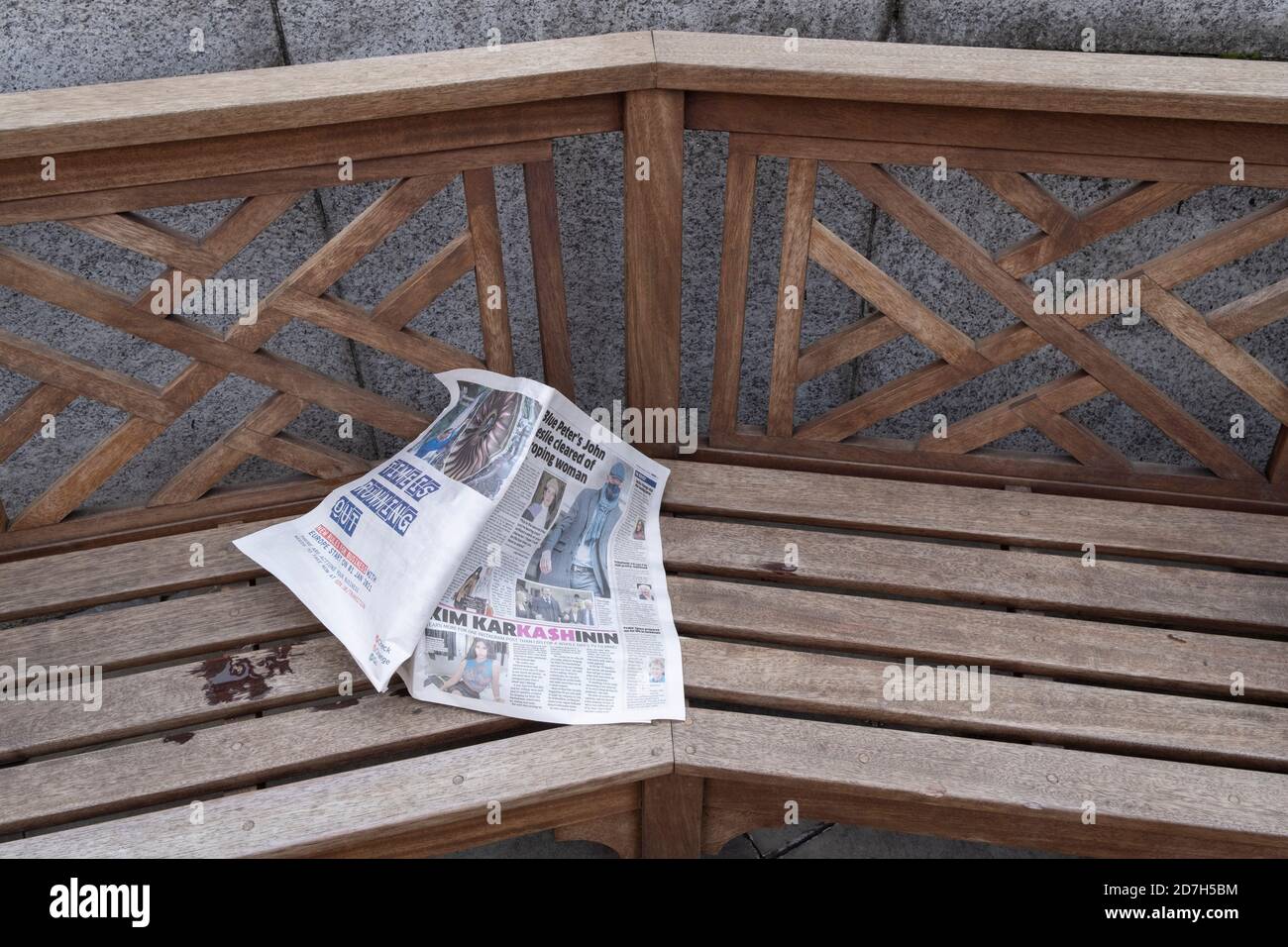 Una copia di un giornale con le notizie di ieri è stata scartata su una panchina fuori della Banca d'Inghilterra nella città di Londra, il distretto finanziario della capitale, il 20 ottobre 2020, a Londra, Inghilterra. Il capitale è designato dal governo come restrizione di livello 2. Foto Stock
