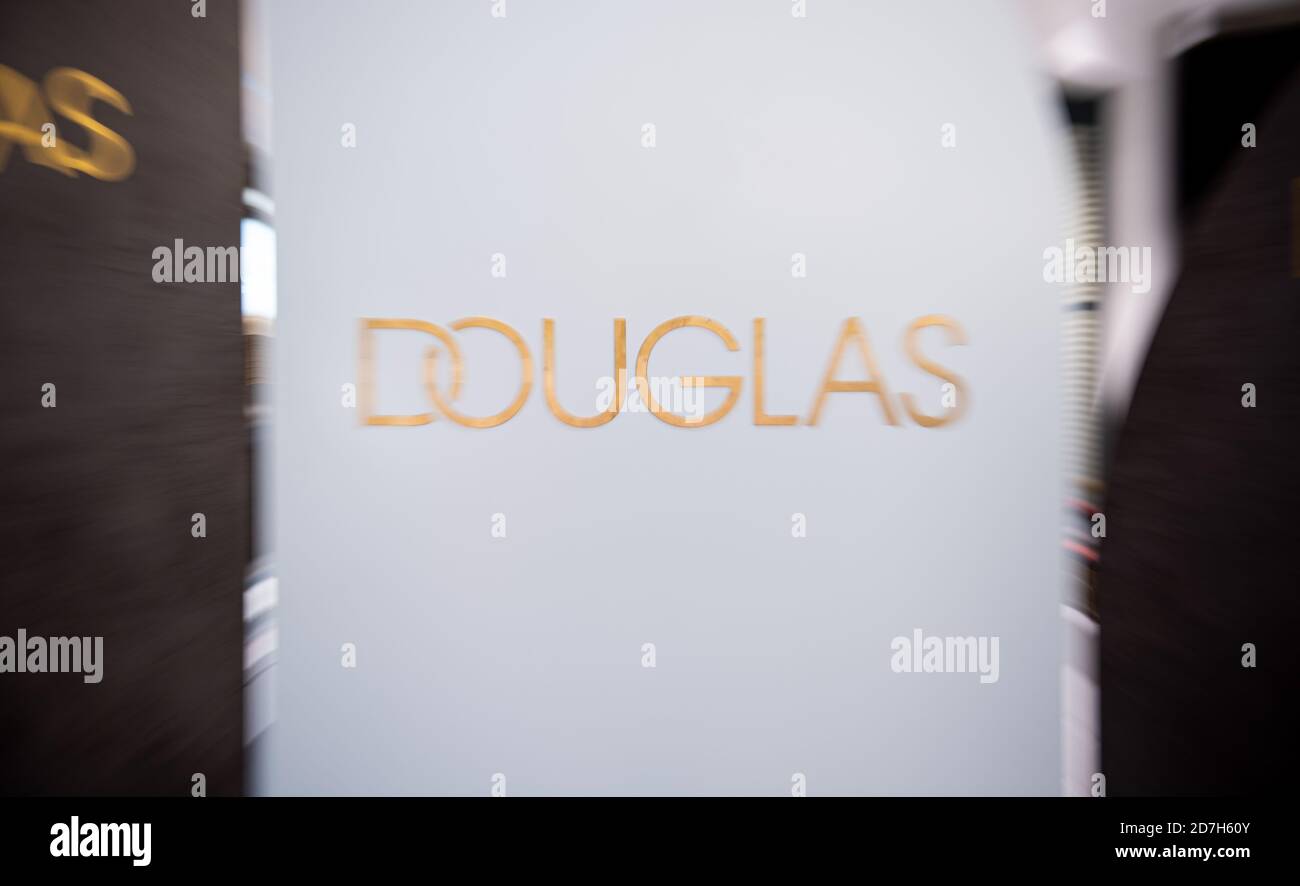 22 ottobre 2020, Amburgo: Il logo Douglas, preso in un negozio Douglas su Jungfernstieg (girato con effetto zoom). Foto: Daniel Reinhardt/dpa Foto Stock