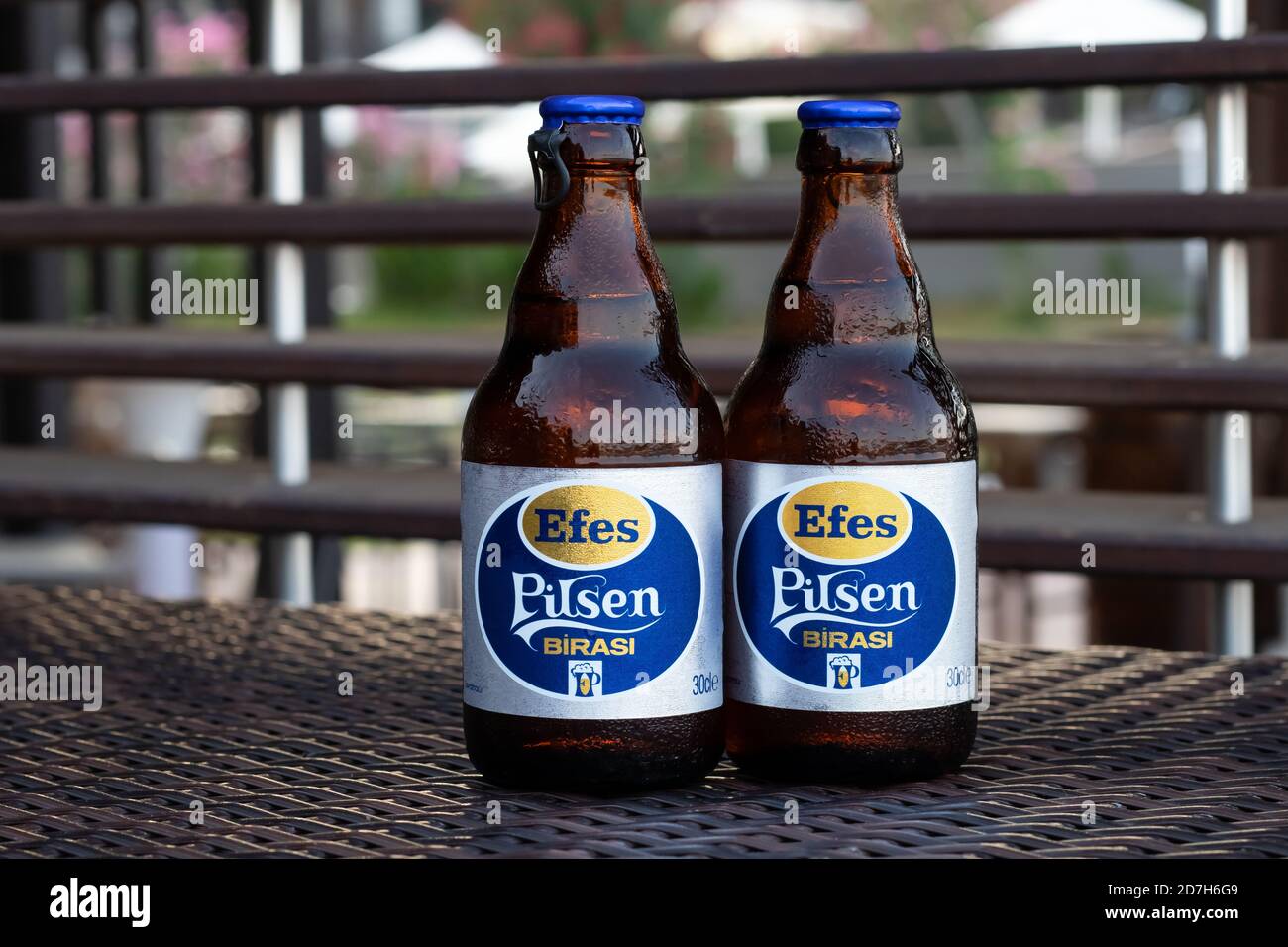 Antalya, Turchia, 18 luglio 2020: Birra turca raffreddata Efes Pilsen in bottiglia сlosed. Bevande alcoliche rinfrescanti in un bar, pub. Editoriale illustrativo Foto Stock