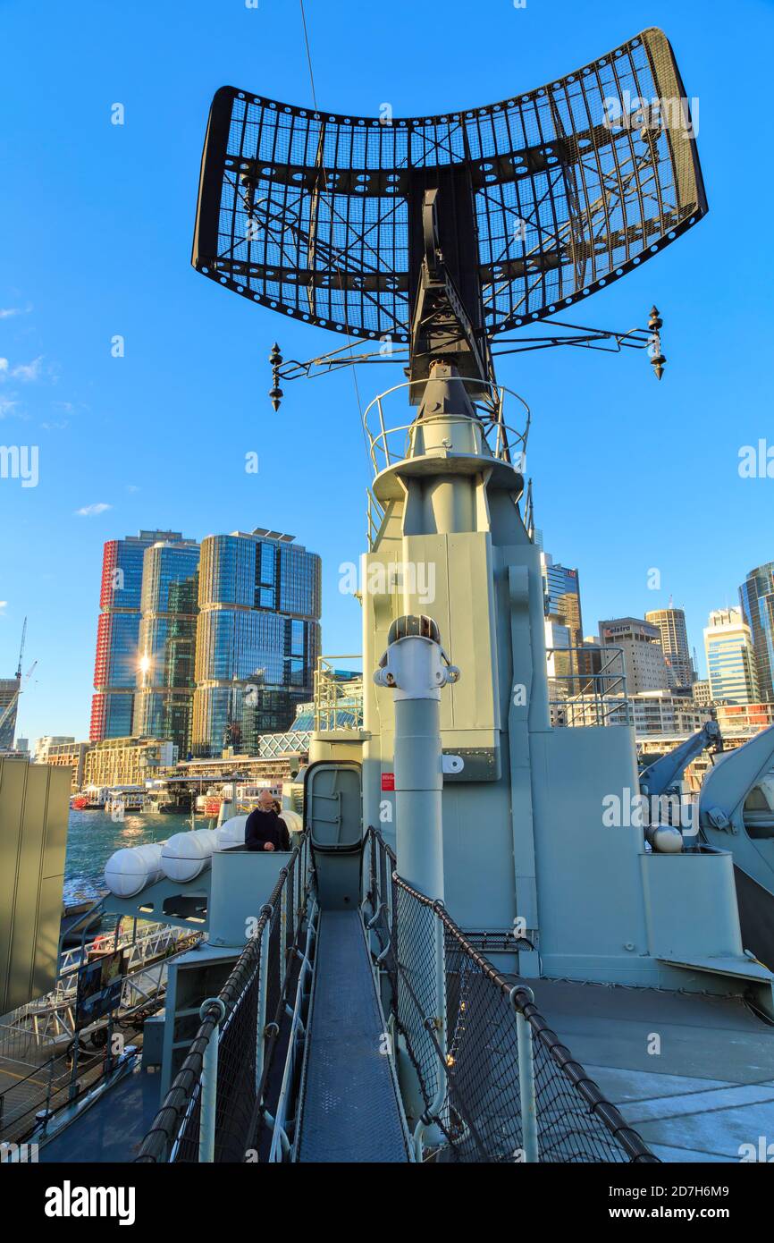 La parabola radar sul cacciatorpediniere degli anni '50 HMAS Vampire, ora una nave museo a Darling Harbour, Sydney, Australia Foto Stock