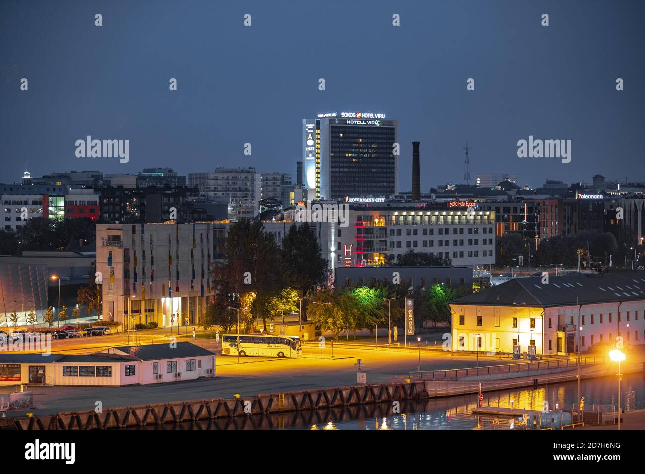 Panorama dello skyline di Tallinn di notte, Estonia Foto Stock