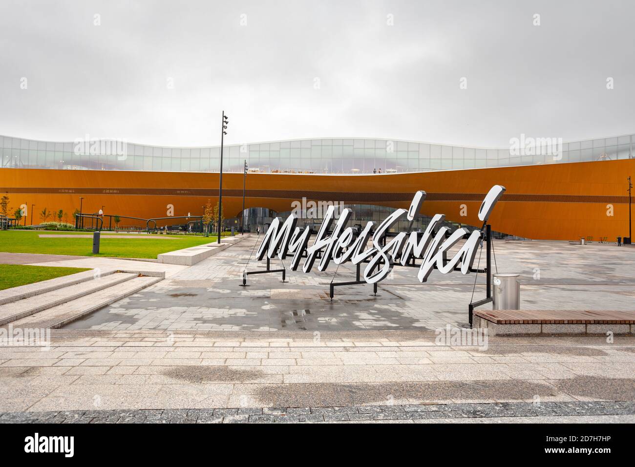 Il cartello 'My Helsinki' con lettere grandi davanti alla biblioteca centrale Oodi, Finlandia Foto Stock