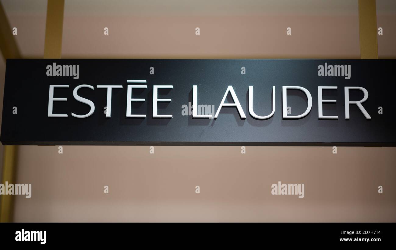 Amburgo, Germania. 22 ottobre 2020. Il logo del marchio Estée Lauder, tratto da un negozio Douglas su Jungfernstieg. Credit: Daniel Reinhardt/dpa/Alamy Live News Foto Stock