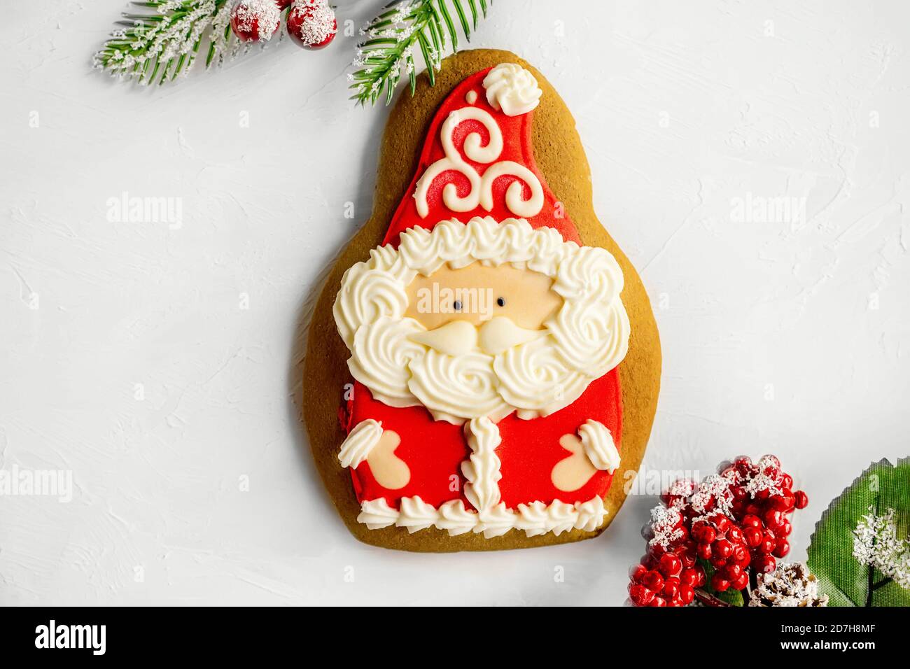 Gingerbread uomo biscotti di Natale con barba cappello e baffi di Babbo Natale. Babbo Natale con rami di alberi di Natale, vista dall'alto. Primo piano. Foto Stock