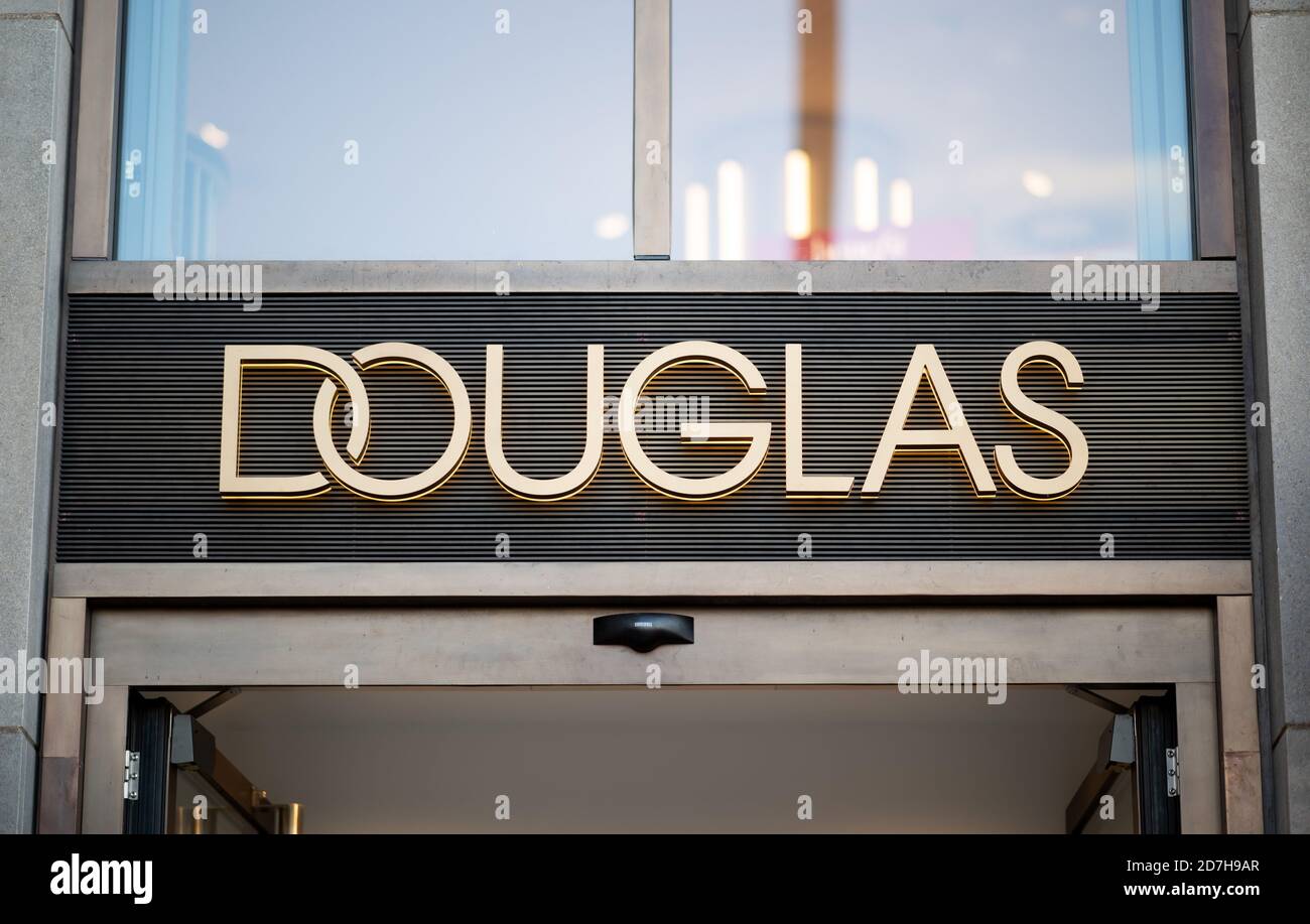 Amburgo, Germania. 22 ottobre 2020. Il logo Douglas, preso in un negozio Douglas su Jungfernstieg. Credit: Daniel Reinhardt/dpa/Alamy Live News Foto Stock