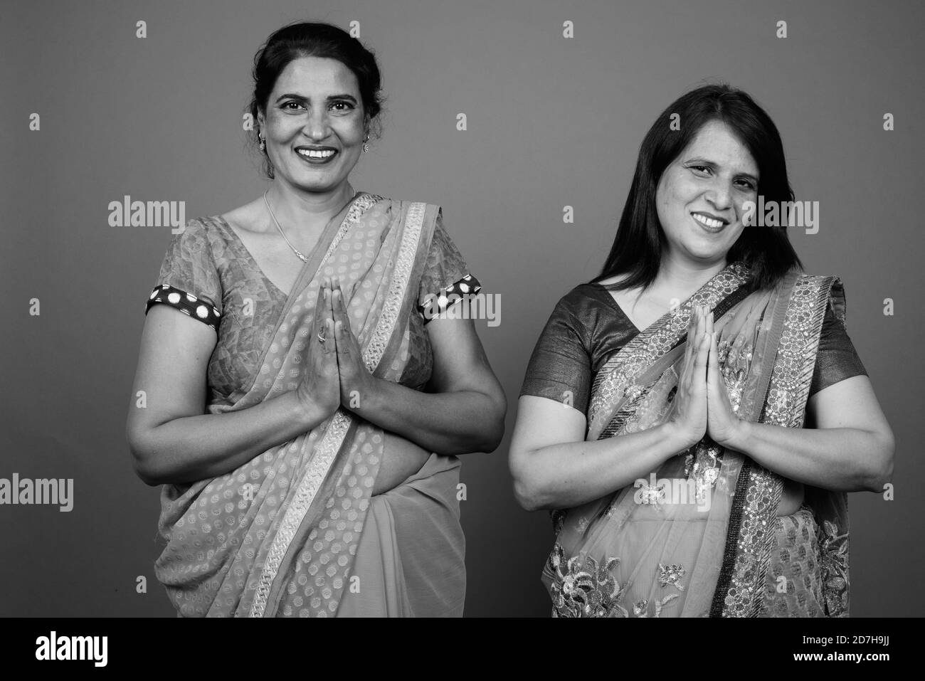 Due donne indiane mature che indossano insieme abiti tradizionali indiani Sari Foto Stock