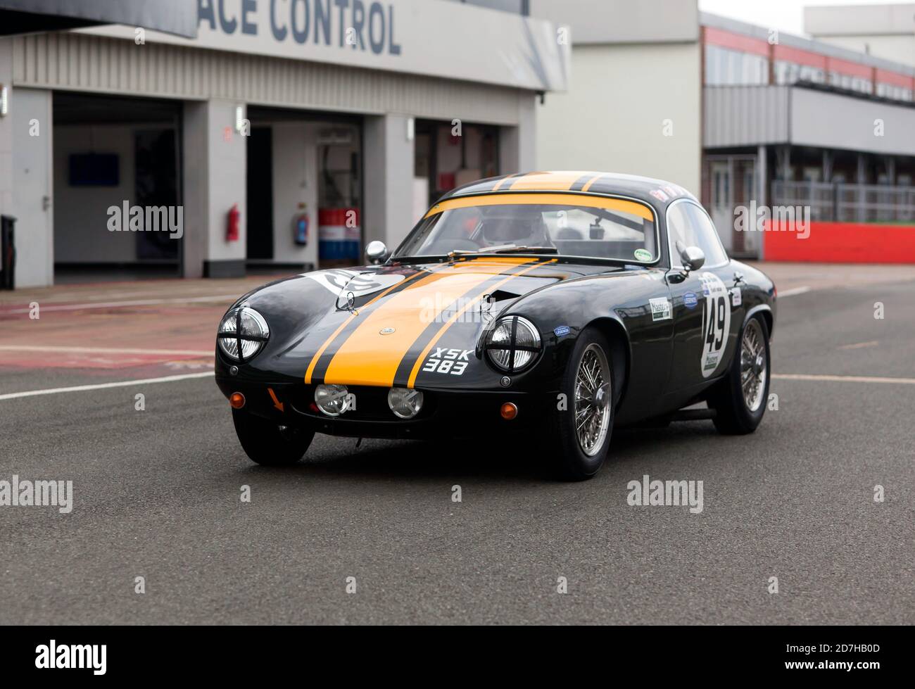 Robert Ingram alla guida della sua 1961, Lotus Elite S2 Super 95, durante la sessione di qualifica per il RAC Tourist Trophy per vetture storiche (Pre '63 GT) Foto Stock