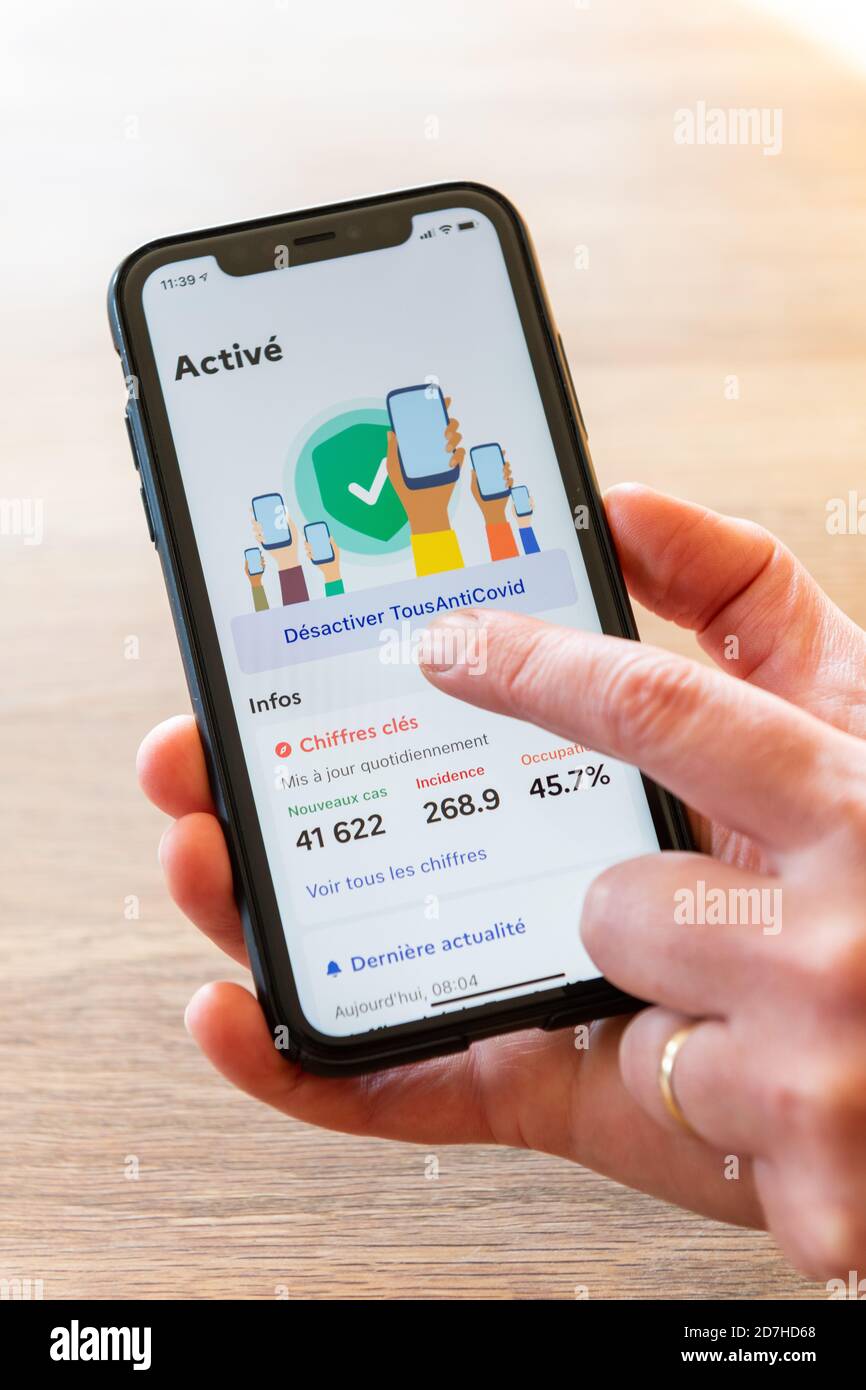 Parigi, Francia - 23 ottobre 2020 : applicazione Tousanticovid su smartphone. L'app Tousanticovid è stata sviluppata dal governo francese per sostenere i definemen Foto Stock