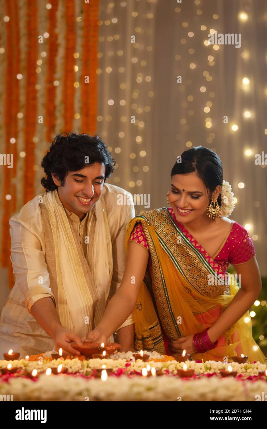 Coppia che condivide la felicità di luce diya insieme per diwali Foto Stock