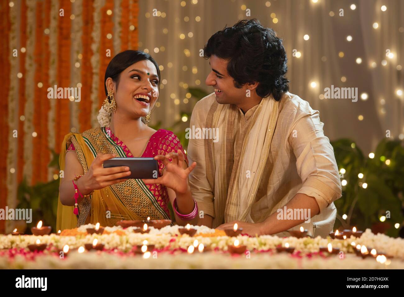 Coppia ridendo insieme mentre scattano le foto a diwali Foto Stock