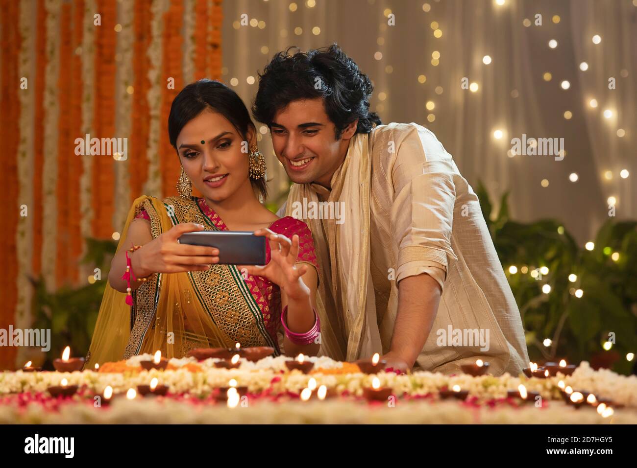 Giovane coppia che condivide una foto per diwali Foto Stock