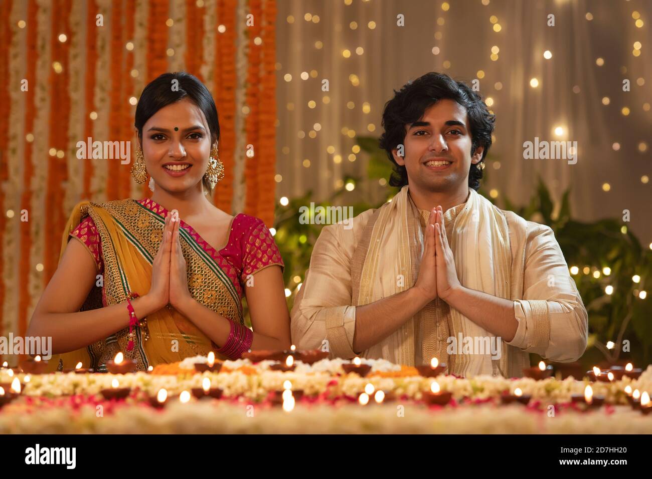 Bella coppia saluto insieme ad un incontro di diwali Foto Stock