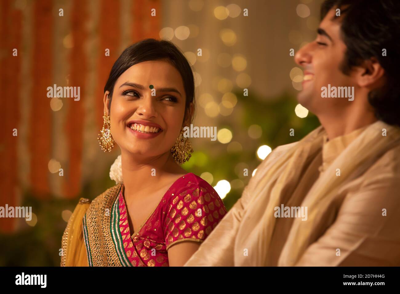 Bella ragazza che condivide una risata insieme con un uomo a. una festa di diwali Foto Stock