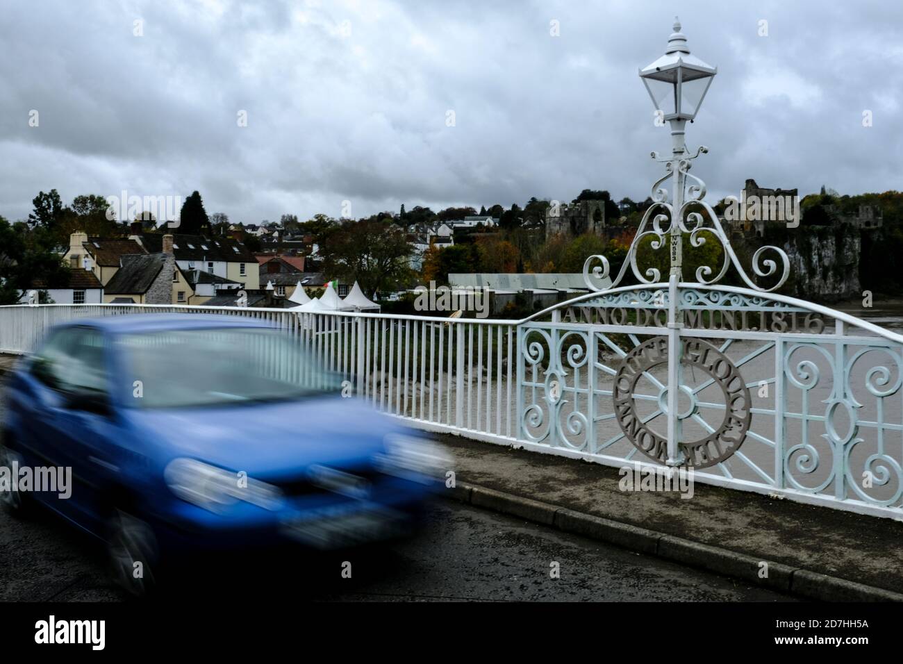 Chepstow, Monmouthshire, Galles, Regno Unito. 23 Ott 2020. Nella foto è raffigurato il confine gallese e inglese sul fiume Wye a Chepstow. Il Galles introduce un blocco nazionale per i vigili del fuoco questa sera; si dice alle persone di rimanere a casa mentre nella vicina Inghilterra si applicano regole più rilassate. Credit: JMF News/Alamy Live News Foto Stock