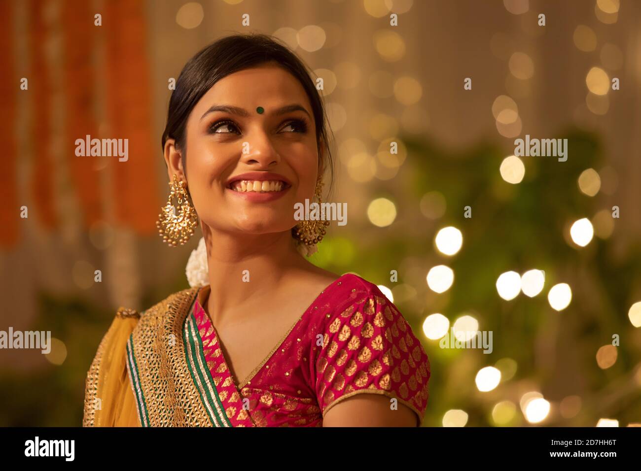 Bella donna sorridente vibrantemente alla festa di diwali Foto Stock