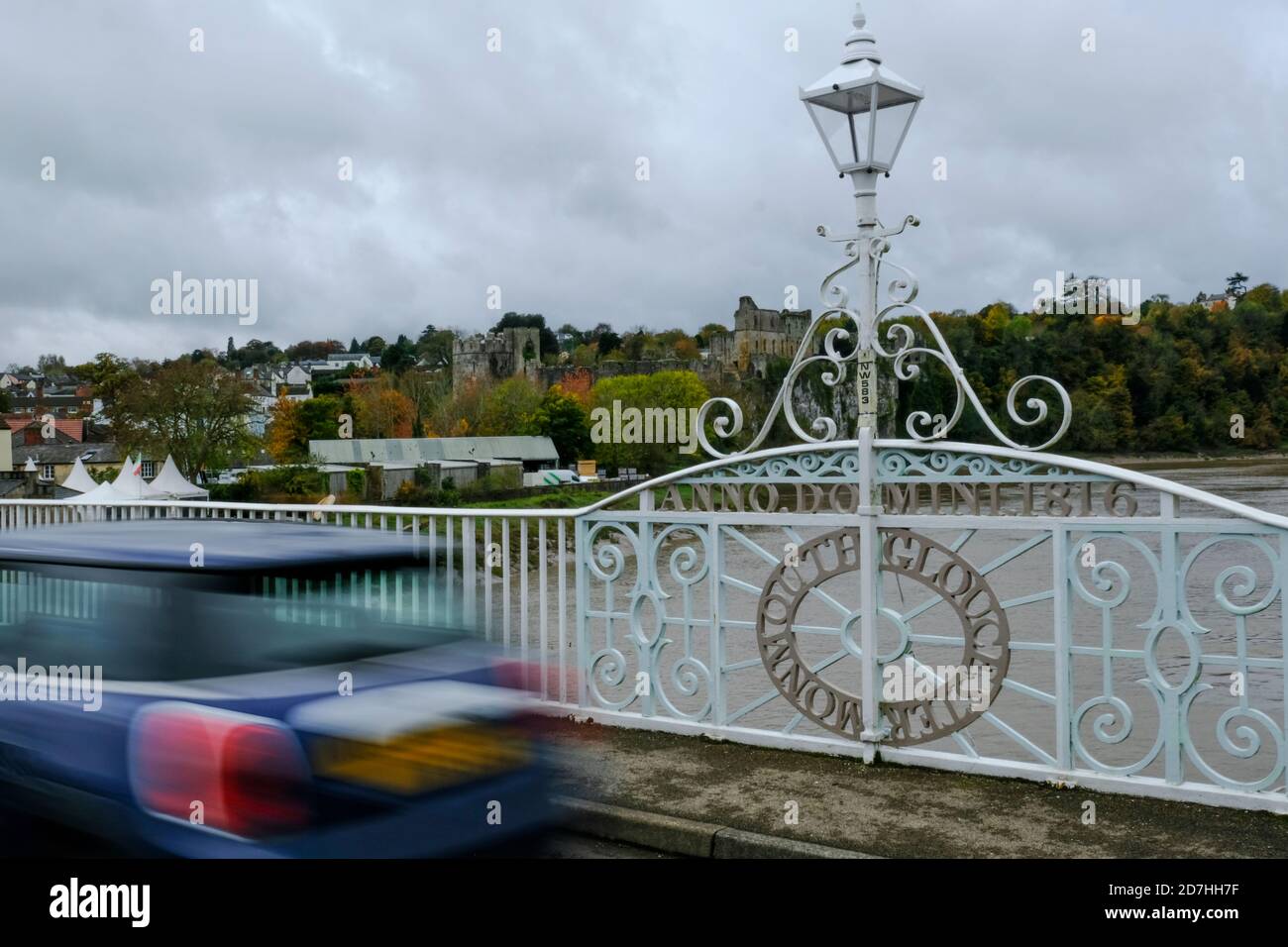Chepstow, Monmouthshire, Galles, Regno Unito. 23 Ott 2020. Nella foto è raffigurato il confine gallese e inglese sul fiume Wye a Chepstow. Il Galles introduce un blocco nazionale per i vigili del fuoco questa sera; si dice alle persone di rimanere a casa mentre nella vicina Inghilterra si applicano regole più rilassate. Credit: JMF News/Alamy Live News Foto Stock