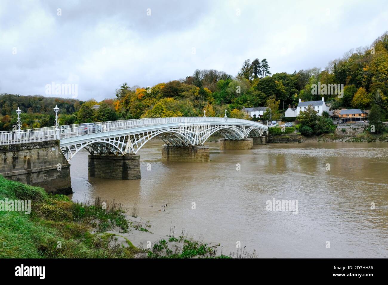 Chepstow, Monmouthshire, Galles, Regno Unito. 23 Ott 2020. Nella foto è raffigurato il confine gallese e inglese sul fiume Wye a Chepstow. Il Galles introduce un blocco nazionale per i vigili del fuoco questa sera; si dice alle persone di rimanere a casa mentre nella vicina Inghilterra si applicano regole più rilassate. Credit: JMF News/Alamy Live News Foto Stock
