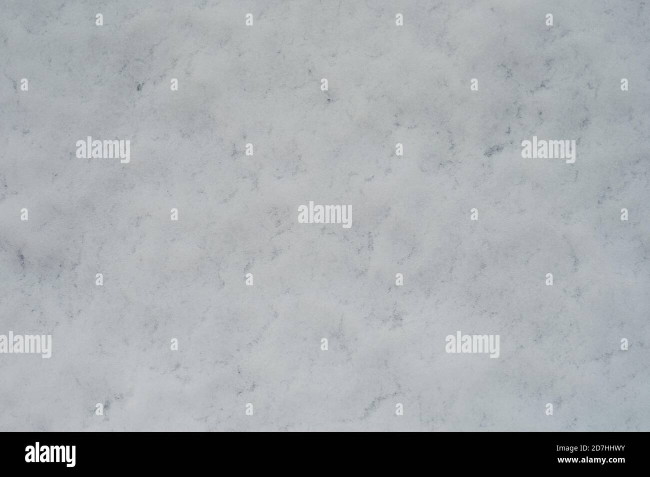 Superficie innevata fusa con crepe. Consistenza di fondo di neve Foto Stock