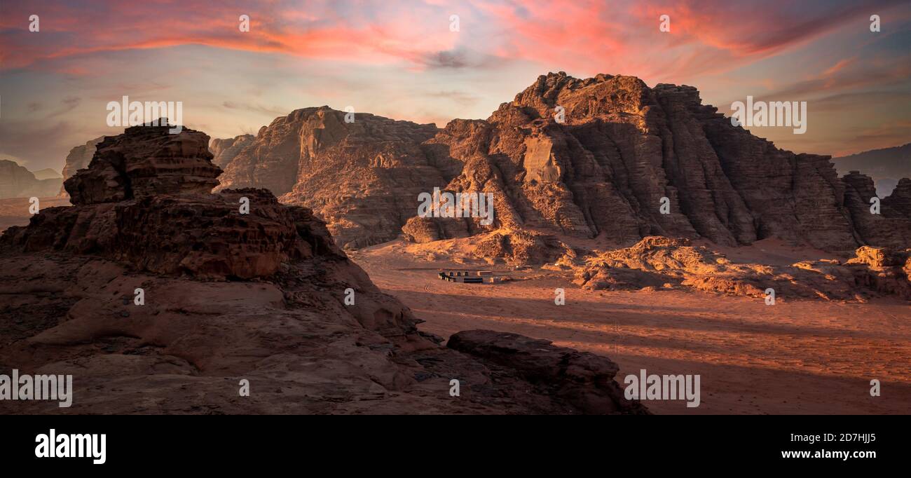 Beduin camp a sunrise nel Wadi Rum desert, Giordania Foto Stock