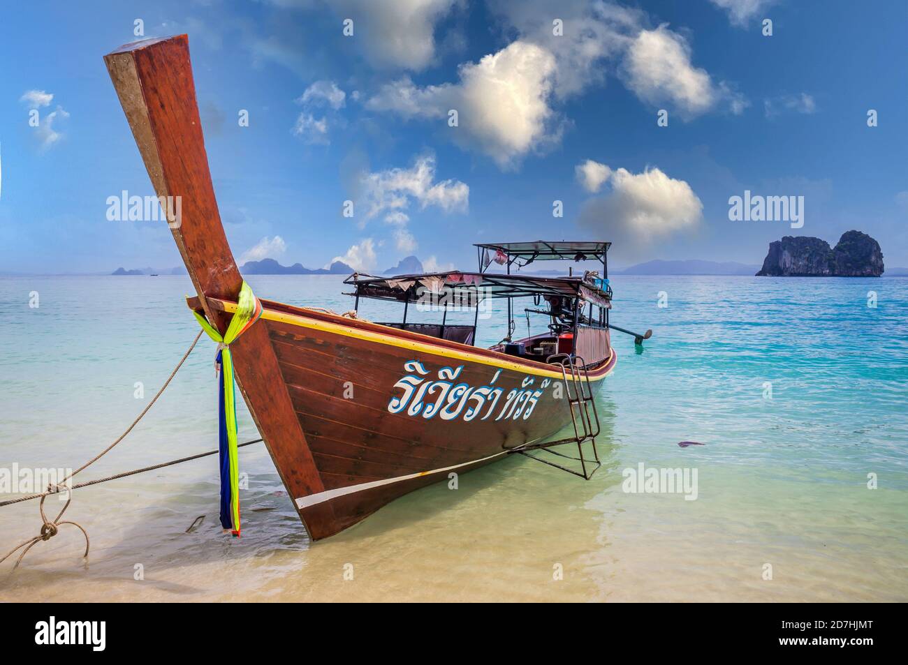 Barca a coda lunga sulla spiaggia in Thailandia con cielo blu Foto Stock