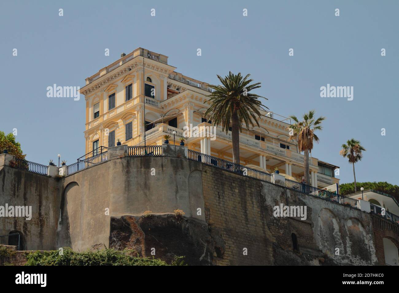 Vecchio edificio sulla roccia. Sorrento, Italia Foto Stock