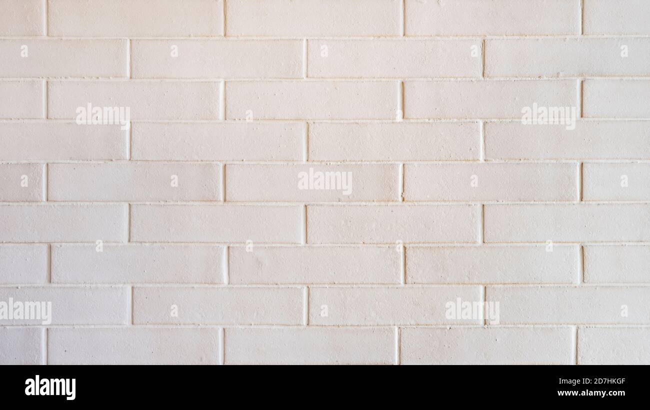 Primo piano muro di mattoni bianchi, con piastrelle sfalsate e struttura porosa, arredamento domestico o ispirazione di design interno, stack o stagger di mattoni Foto Stock