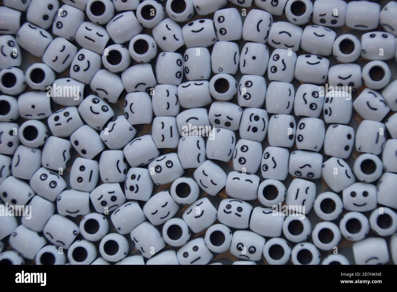 Grappolo di perle bianche di forma rotonda con sorrisi/volti. Foto Stock