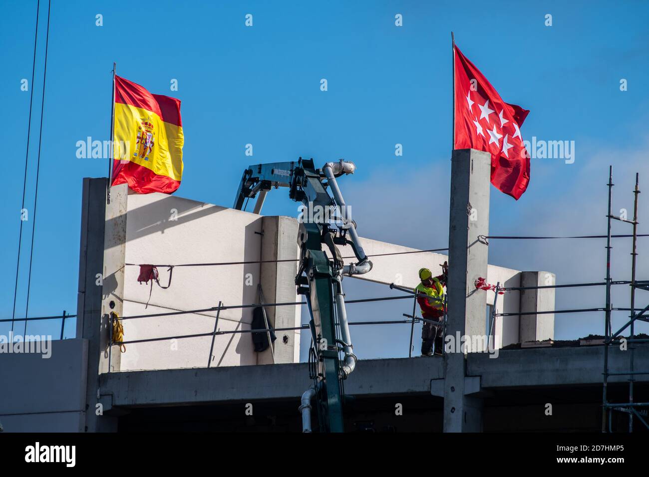 Madrid, Spagna. 23 Ott 2020. Operaio durante la costruzione del nuovo Ospedale di emergenza, Isabel Zendal Hospital di Valdebebas, Che è previsto di fornire sostegno contro le pandemie o le emergenze sanitarie e avrà a disposizione 1,000 posti letto all'inizio di novembre per i pazienti COVID-19, come Madrid continua a registrare un elevato aumento delle infezioni da coronavirus. Credit: Marcos del Mazo/Alamy Live News Foto Stock