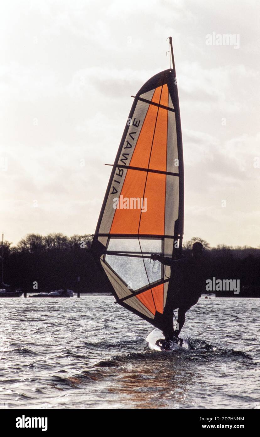 Gli studenti che prendono parte a un corso di insegnanti di windsurf NVQ presso il Centro velico britannico di Cowes sull'Isola di Wight. 11 dicembre 1993. Foto: Neil Turner Foto Stock