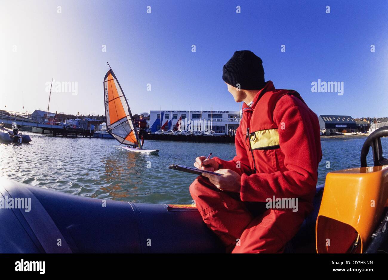 Gli studenti che prendono parte a un corso di insegnanti di windsurf NVQ presso il Centro velico britannico di Cowes sull'Isola di Wight. 11 dicembre 1993. Foto: Neil Turner Foto Stock