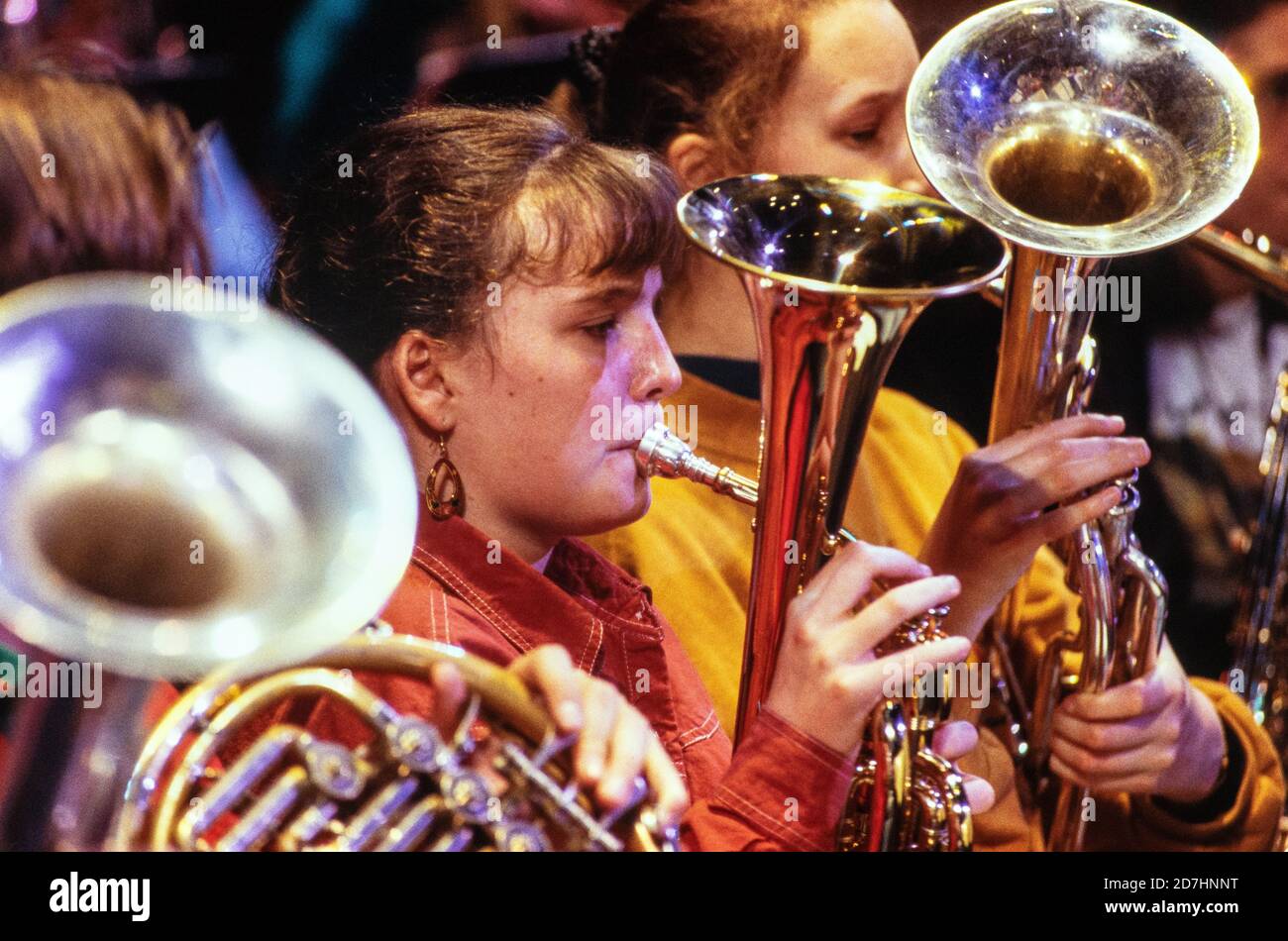 Giovani musicisti partecipano alle prove finali e ai controlli sonori sul palco della Royal Albert Hall di Londra prima delle loro esibizioni la stessa sera nelle Schools Proms . 15 novembre 1993. Foto: Neil Turner Foto Stock