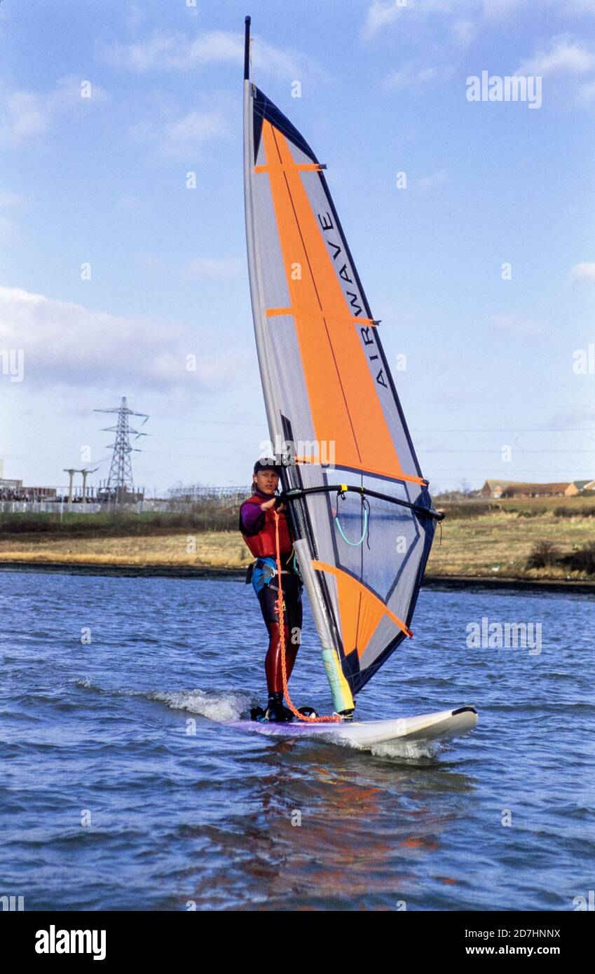 Gli studenti che prendono parte a un corso di insegnanti di windsurf NVQ presso il Centro velico britannico di Cowes sull'Isola di Wight. 11 dicembre 1993. Foto: Neil Turner Foto Stock