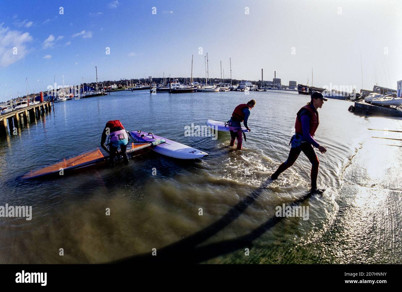 Gli studenti che prendono parte a un corso di insegnanti di windsurf NVQ presso il Centro velico britannico di Cowes sull'Isola di Wight. 11 dicembre 1993. Foto: Neil Turner Foto Stock
