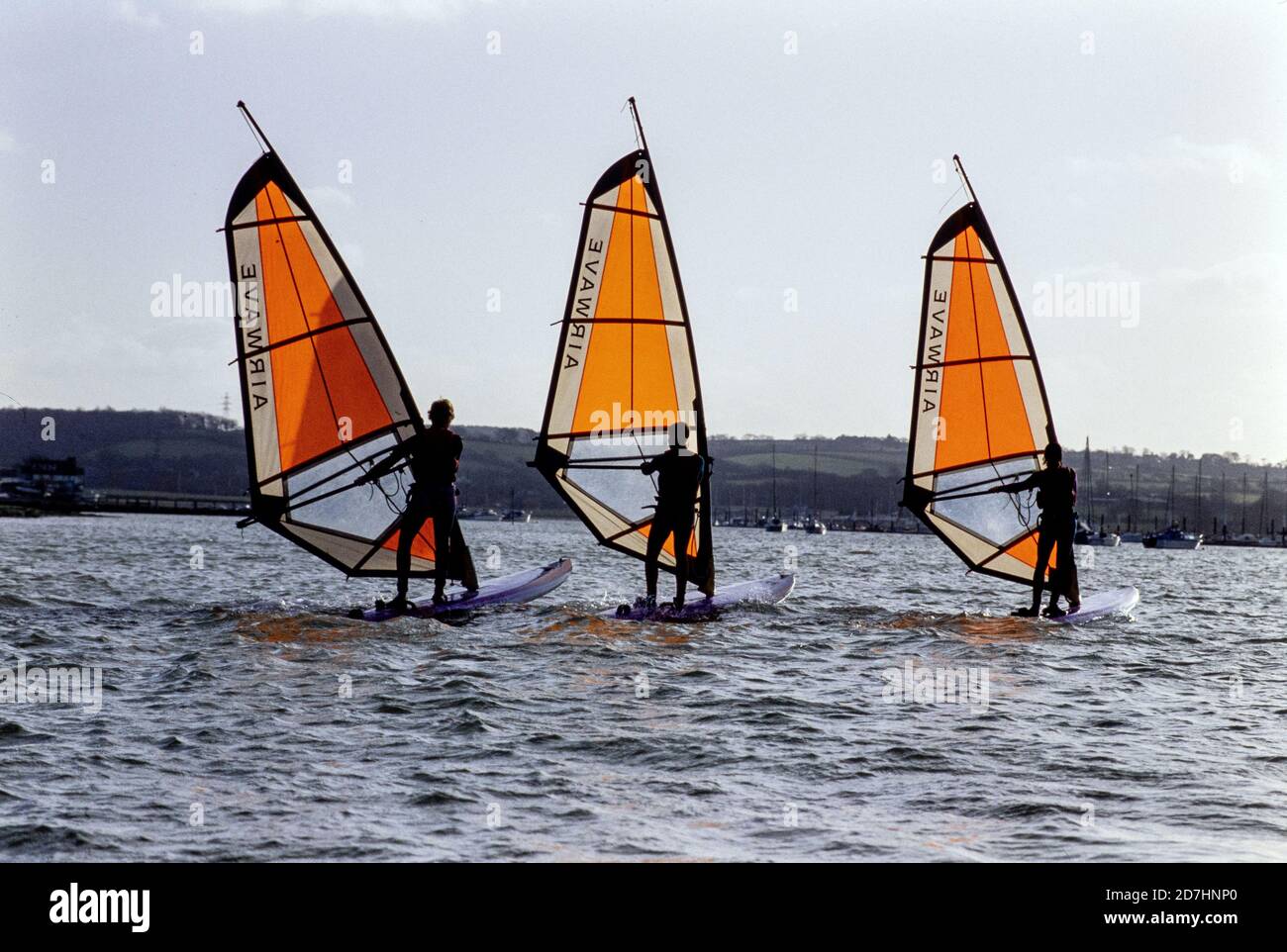 Gli studenti che prendono parte a un corso di insegnanti di windsurf NVQ presso il Centro velico britannico di Cowes sull'Isola di Wight. 11 dicembre 1993. Foto: Neil Turner Foto Stock