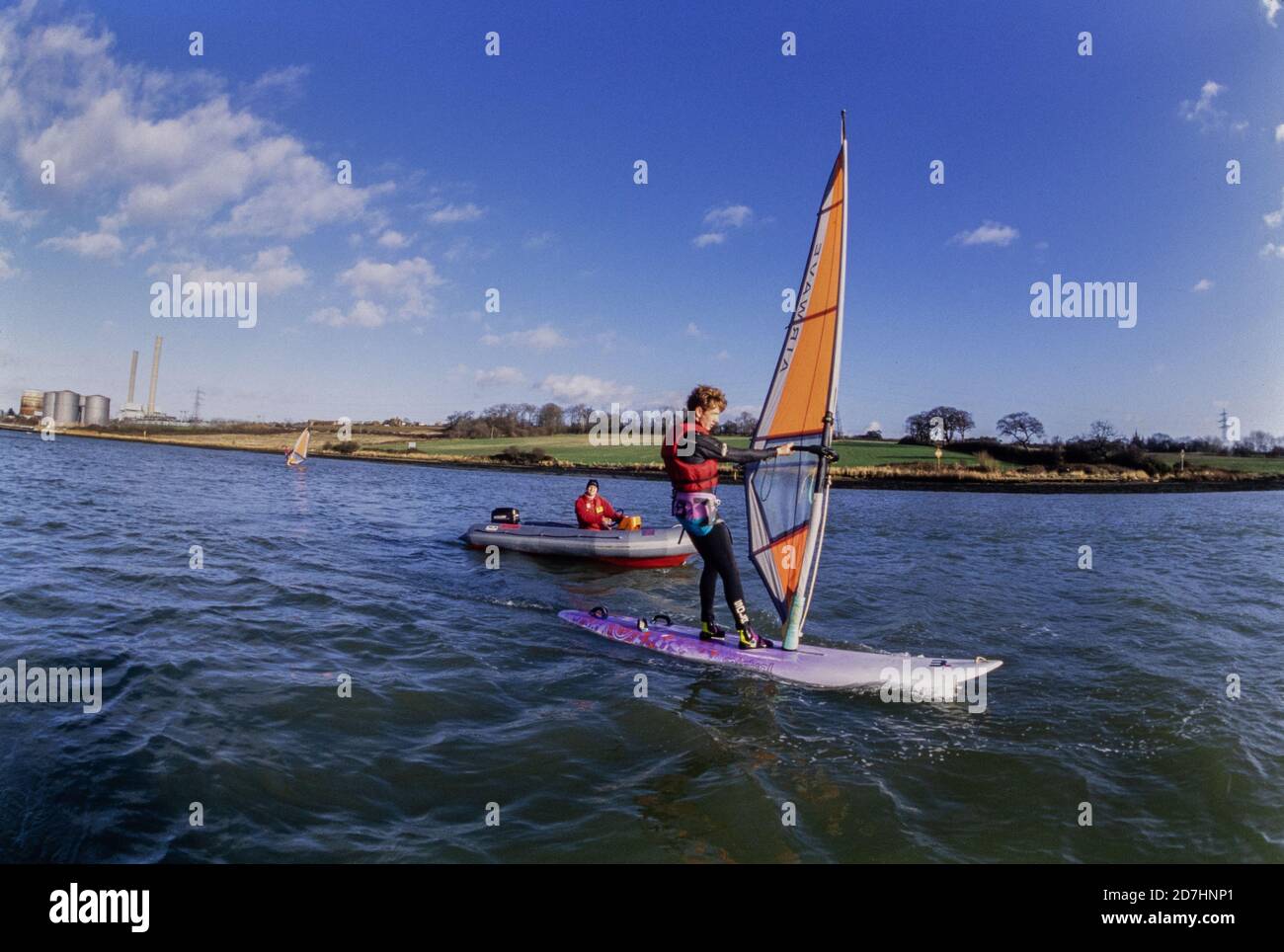 Gli studenti che prendono parte a un corso di insegnanti di windsurf NVQ presso il Centro velico britannico di Cowes sull'Isola di Wight. 11 dicembre 1993. Foto: Neil Turner Foto Stock