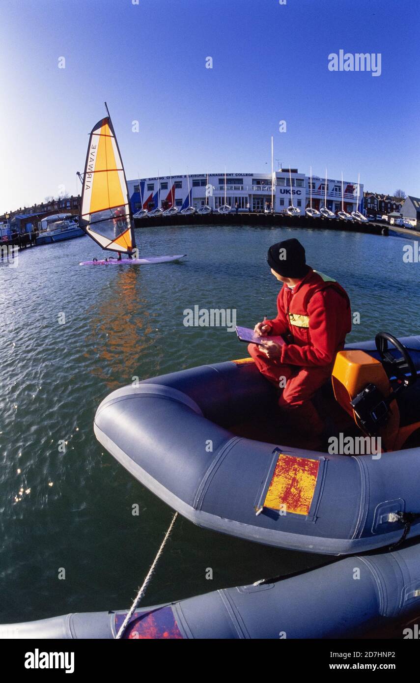 Gli studenti che prendono parte a un corso di insegnanti di windsurf NVQ presso il Centro velico britannico di Cowes sull'Isola di Wight. 11 dicembre 1993. Foto: Neil Turner Foto Stock
