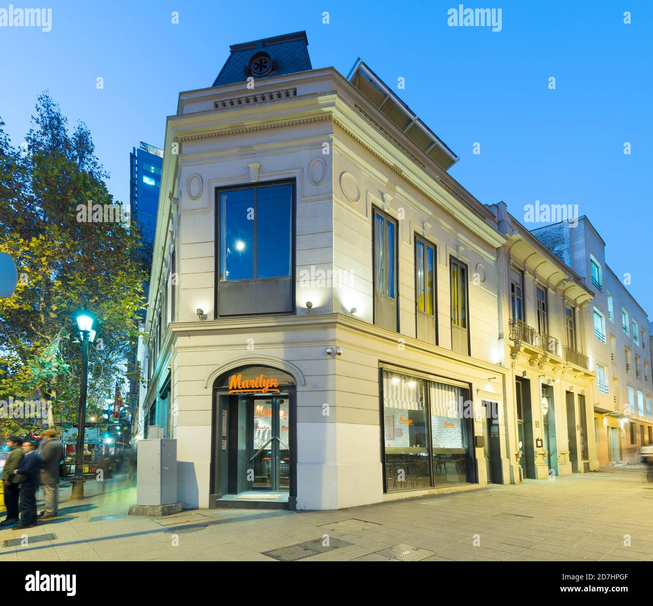 Santiago, Regione Metropolitana, Cile - edifici nel quartiere tradizionale di Bellas Artes in Avenida Jose Miguel de la barra. Foto Stock