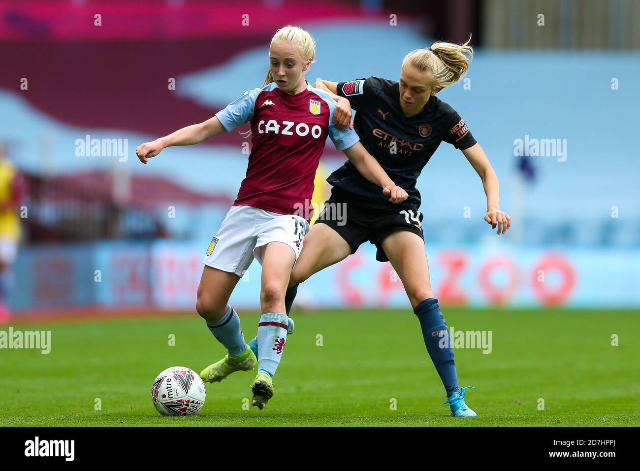 Aston Villa Women's Caroline Siems e Manchester City Women's Esme Morgan durante la partita fa Women's Super League a Villa Park, Birmingham. Foto Stock