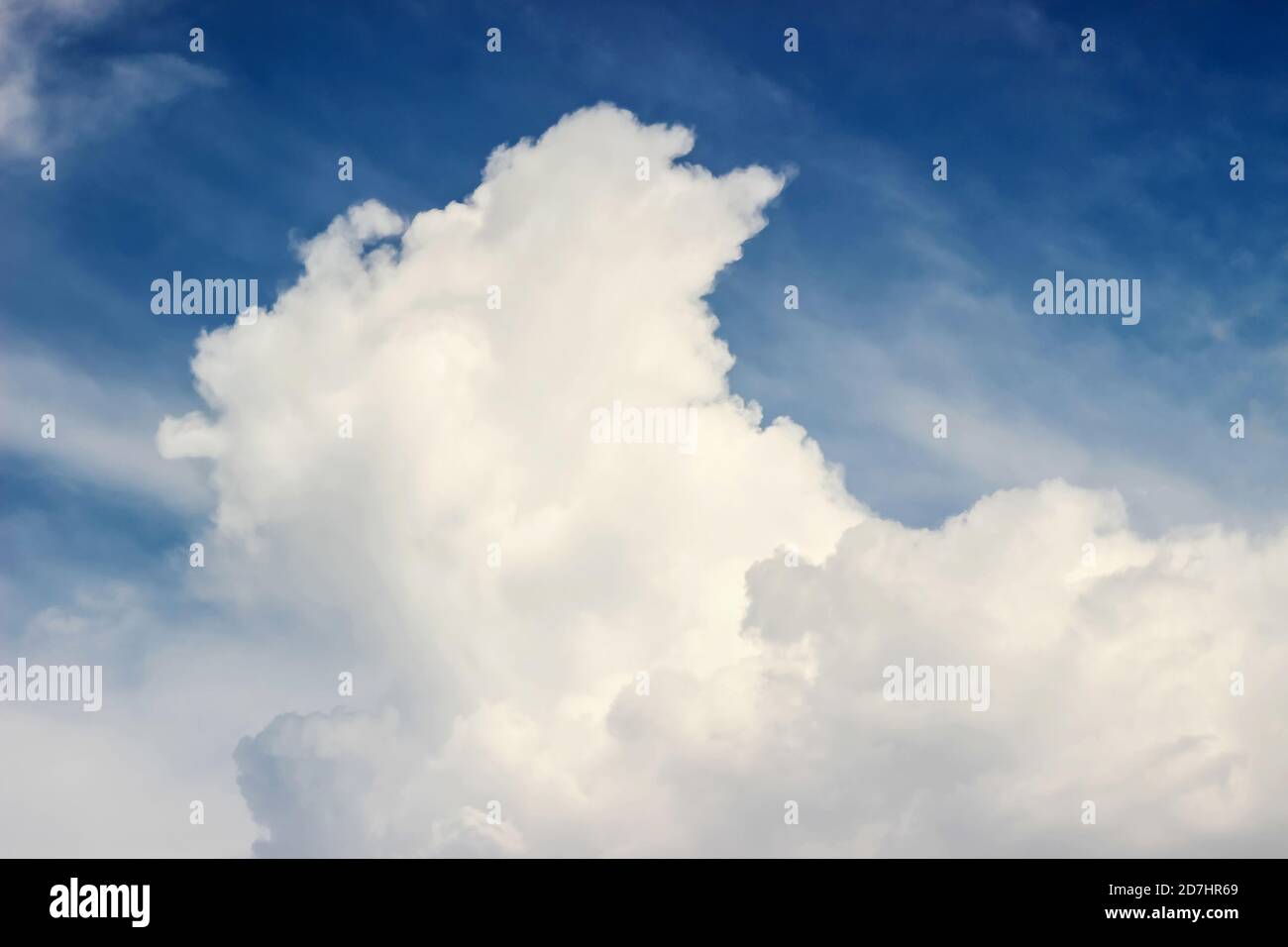 tenui nuvole bianche in cielo blu Foto Stock