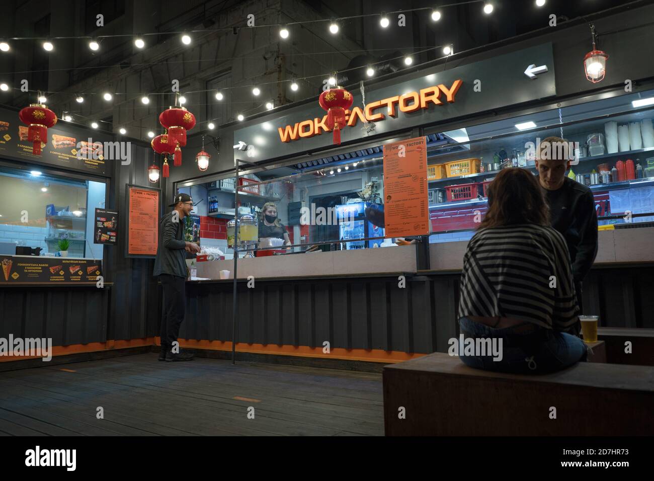 Interno del Ristorante Asian Wok Factory. Persone che riposano in sala. Concetto di fast food cinese. Giugno 2020. Kiev, Ucraina Foto Stock