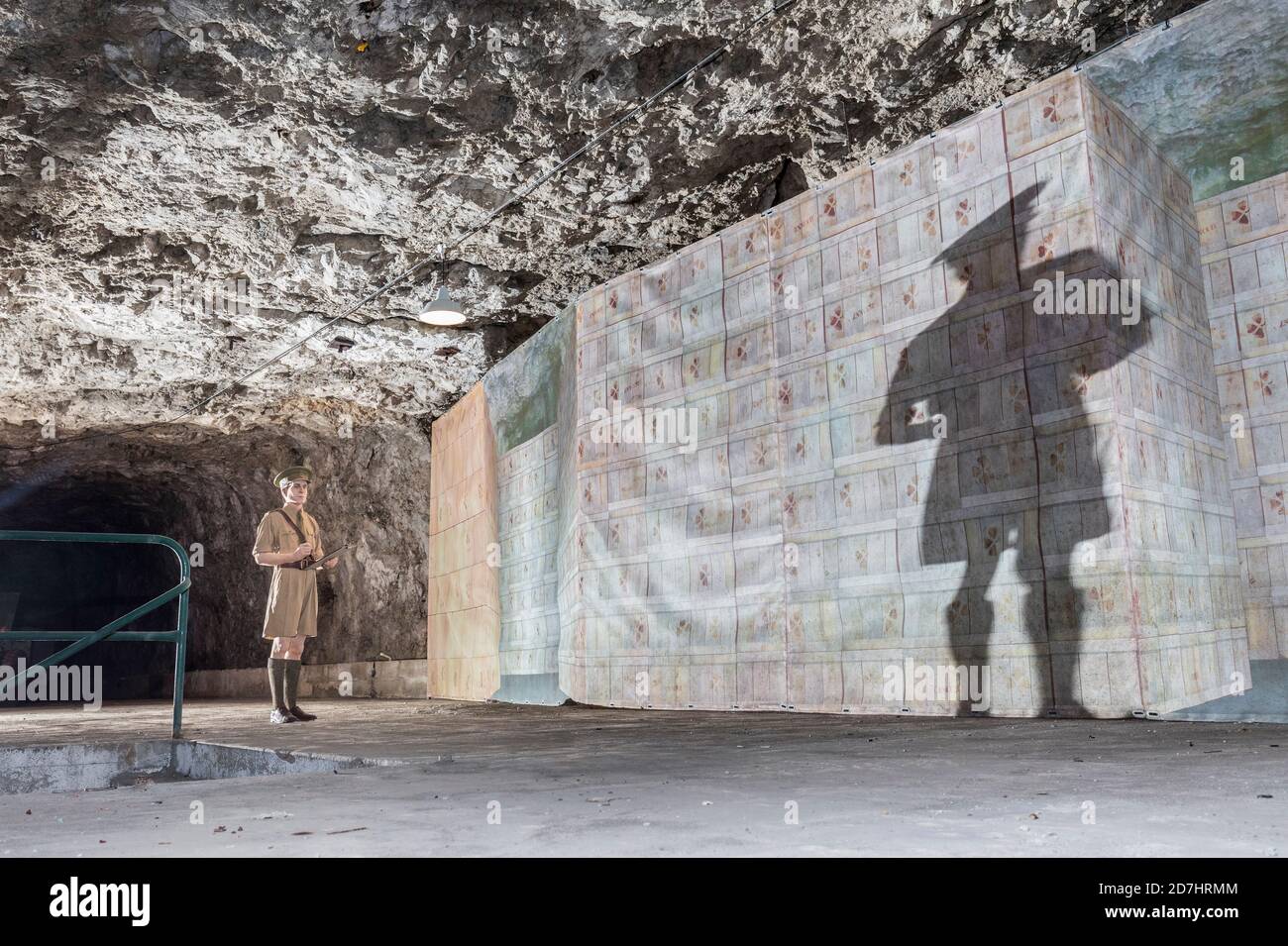 Mostra museo di soldato che getta un'ombra nei tunnel della seconda guerra mondiale, Gibilterra Foto Stock