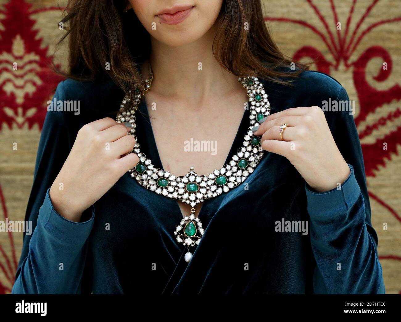 Un dipendente di Sotheby mostra una collana di smeraldo e diamante conosciuta come un 'khanti' durante una chiamata fotografica davanti al mondo Islamico della casa d'asta, orologi leggendari e vendita di arte mediorientale. Foto Stock