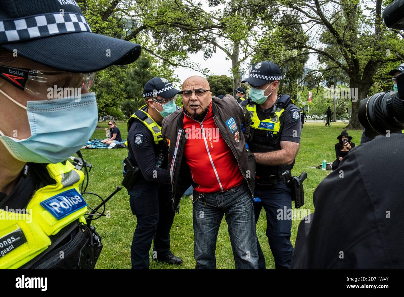 Melbourne, Australia. 23 Ott 2020. Ufficiali di polizia arrestano un manifestante al Santuario della memoria durante la manifestazione.circa 200 - 300 manifestanti si sono riuniti per il raduno del Freedom Day in opposizione alle restrizioni di Covid19. La protesta iniziata a Melbourne Shrine Remembrance sono stati manifestanti tenuti cartelli mentre cantavano slogan contro il Premier Daniel Andrews dure restrizioni a causa di Covid 19. Credit: SOPA Images Limited/Alamy Live News Foto Stock